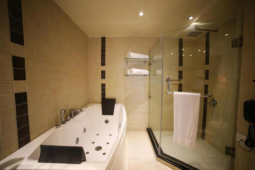 Park Lane Hotel Лахор Экстерьер фото